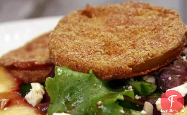 बाल्समिक विनैग्रेट ड्रेसिंग के साथ फ्राइड ग्रीन टमाटर का सलाद