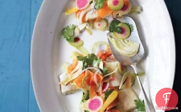 मुंडा वसंत सब्जी सलाद के साथ उबला हुआ हलिबूट