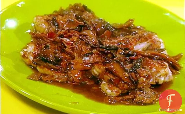 मेंहदी ग्रील्ड चिकन जांघों और जंगली मशरूम सॉस