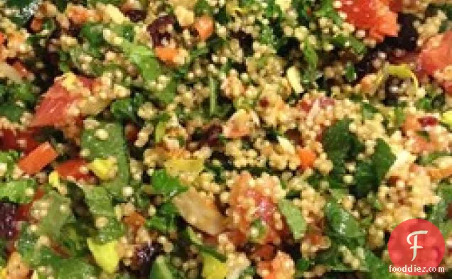 Quinoa सलाद के साथ टकसाल, बादाम और Cranberries
