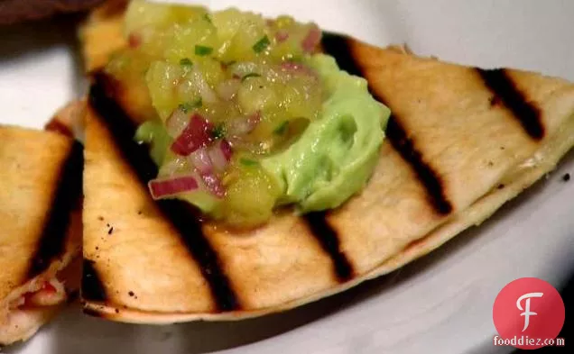 लॉबस्टर-ब्री चीज़ 2 के साथ टोस्टेड गार्लिक क्साडिलस