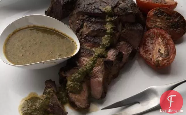 मसालेदार अजमोद टमाटर सॉस के साथ भुना हुआ मांस