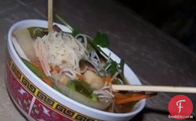 मसालेदार एशियाई बीफ और बर्फ मटर का सूप