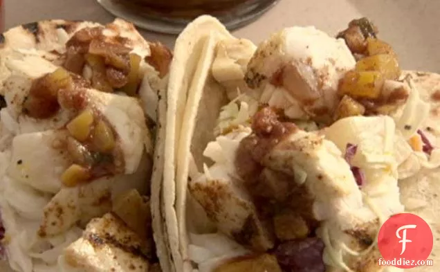 हलिबेट Tacos के साथ आड़ू साल्सा