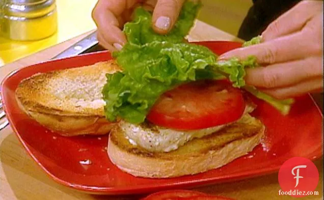 टार्टर सॉस के साथ ग्रिल्ड हलिबूट फिश सैंडविच