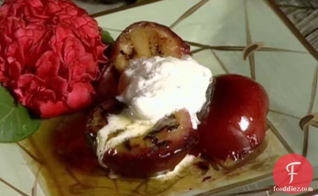 ग्रील्ड फल के साथ Bourbon शीशे का आवरण