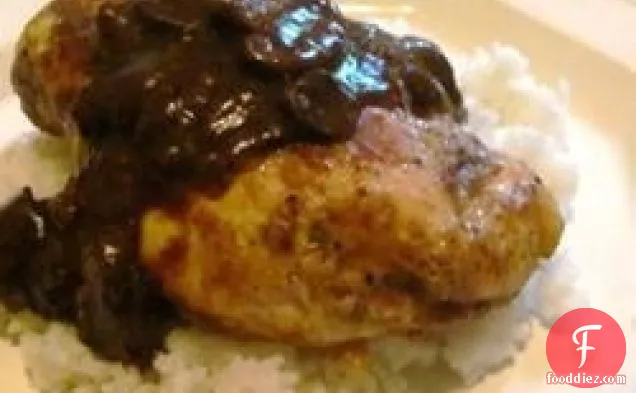 चिकन Marsala पर सफेद चावल