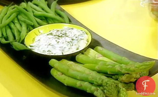 तारगोन नींबू डुबकी के साथ शतावरी और हरी बीन्स