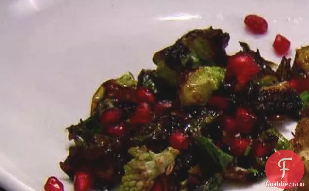 Frizzled ब्रसेल्स स्प्राउट्स के साथ भुना हुआ Romanesco