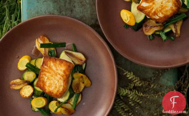 वसंत प्याज और ग्रीष्मकालीन स्क्वैश सौते के साथ हलिबूट