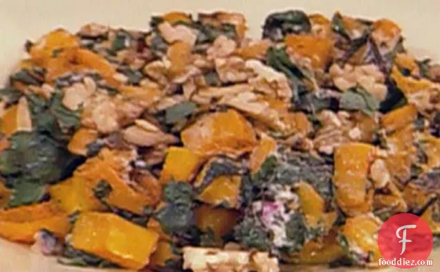 बीट ग्रीन्स, बकरी पनीर, टोस्टेड अखरोट और टकसाल के साथ भुना हुआ बटरनट स्क्वैश