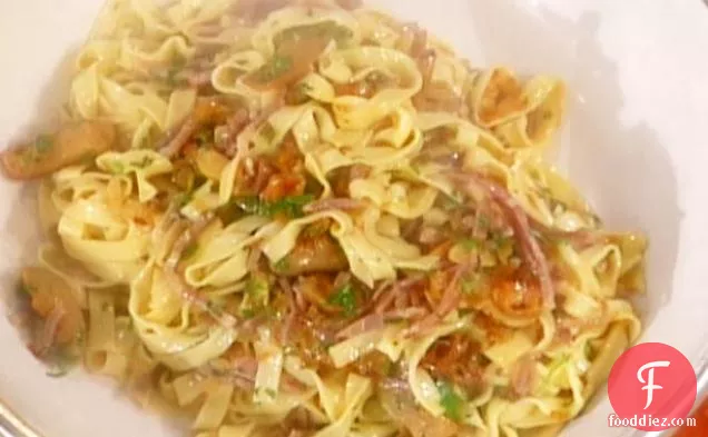 Tagliatelle चुनाव Funghi ई Prosciutto (रिबन नूडल्स के साथ मशरूम और Prosciutto)