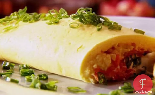 हरी प्याज के साथ स्मोक्ड सामन और क्रीम पनीर आमलेट