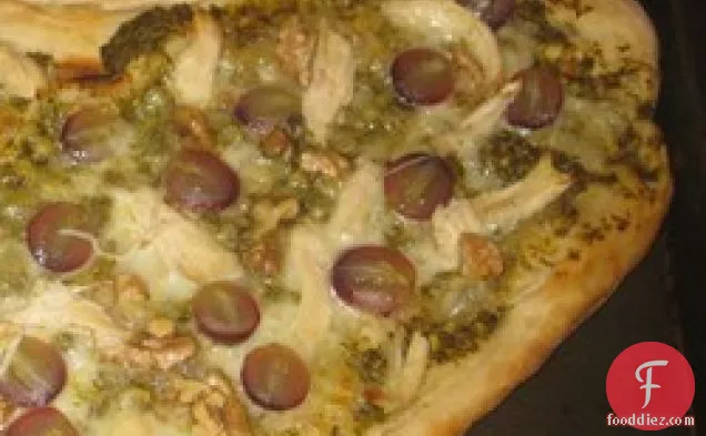 अंगूर, चिकन, अखरोट और Pesto पिज्जा