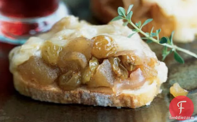 Baked Brie with Golden Raisin Compote
