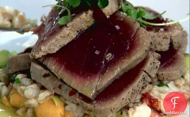 जैतून का तेल पोच्ड ट्यूना थाइम, नींबू, और उथले के साथ संक्रमित