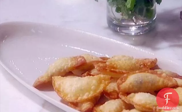 ऑरेंज मिंट डिपिंग सॉस के साथ रिकोटा और वेनिला रैवियोली