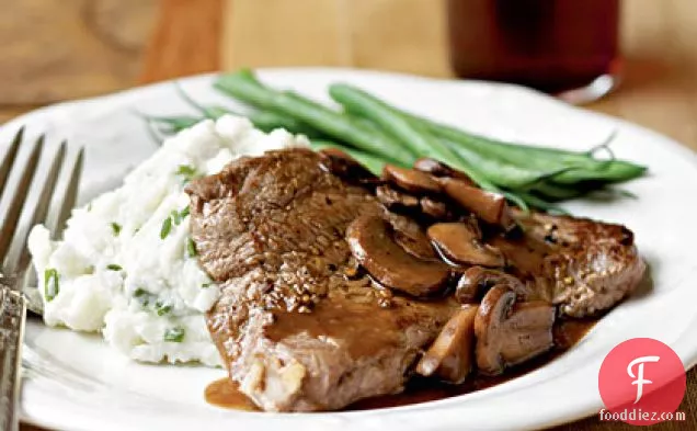 Sirloin Steaks के साथ मशरूम सॉस और प्याज़-लहसुन आलू