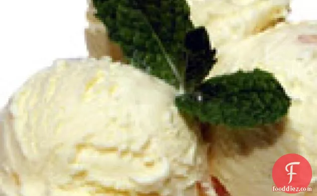 ऊपर में चीनी जमाया अदरक-Mascarpone आइसक्रीम