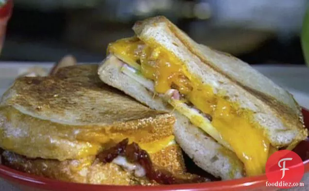 भुना हुआ लाल प्याज मेयो के साथ ग्रील्ड सेब, बेकन और चेडर सैंडविच