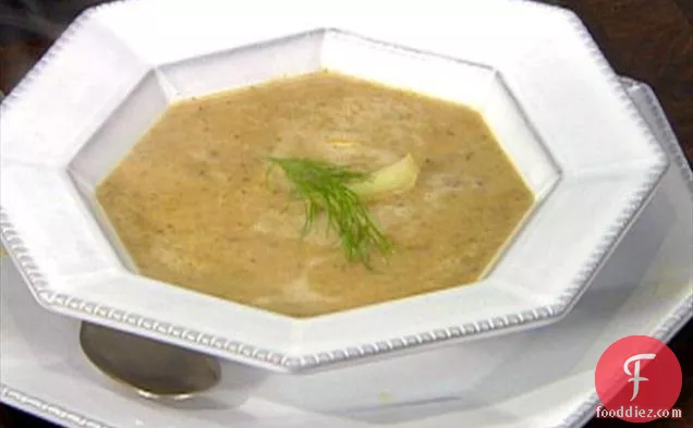 चेस्टनट और भुनी हुई सौंफ के साथ जंगली मशरूम का सूप