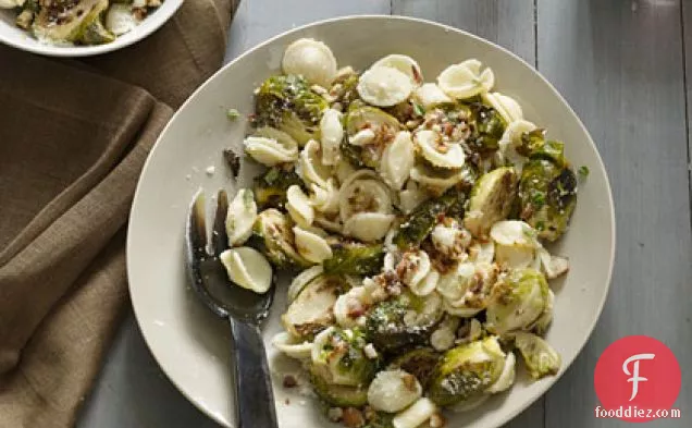 Orecchiette के साथ ब्रसेल्स स्प्राउट्स और अखरोट