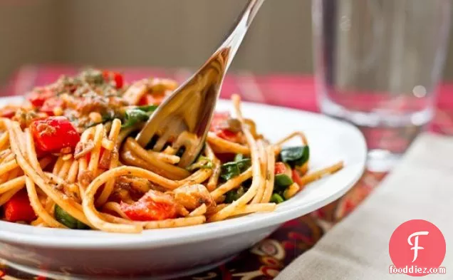 अखरोट, दाल और लाल मिर्च के साथ जैतून का तेल पास्ता