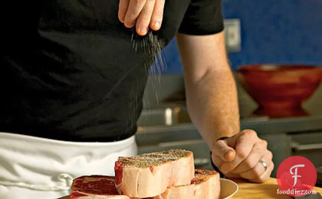 हॉर्सरैडिश सॉस के साथ ग्रील्ड स्टेक