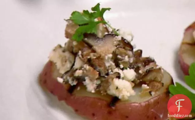 शिटेक मशरूम, उथले और बकरी पनीर के साथ ग्रील्ड नए आलू