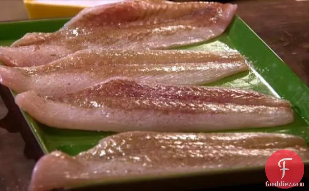 खस्ता सुनहरा Sauteed मछली