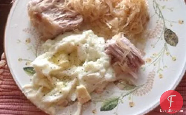 सेब, बीयर और सौकरकूट के साथ सूअर का मांस भूनें