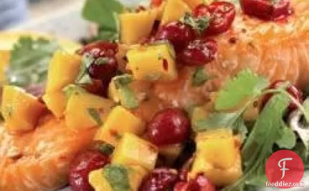 Caramelized चेरी साल्सा के साथ सामन