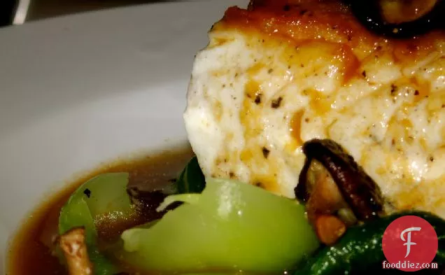 बोक चोय और बेबी शिटेक मशरूम के साथ दशी शोरबा में पैन-भुना हुआ हलिबूट