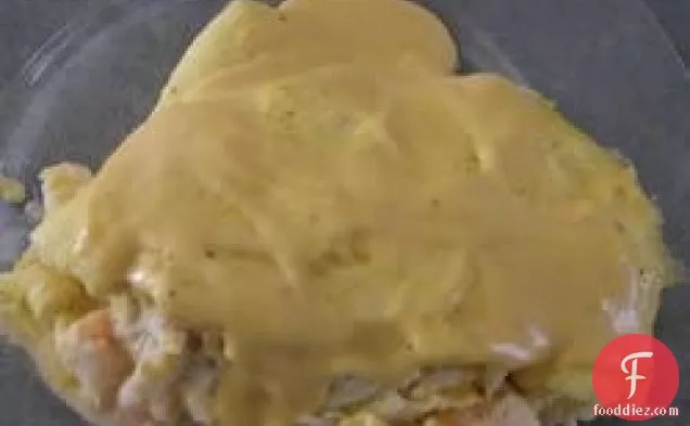 मलाईदार पनीर सॉस के साथ समुद्री भोजन आमलेट