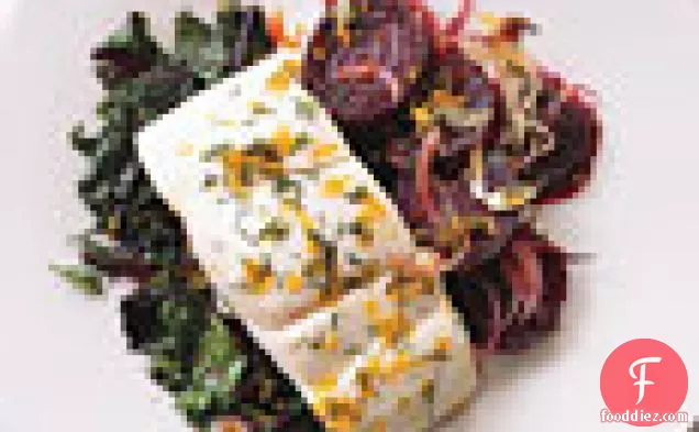 भुना हुआ बीट, बीट साग, और डिल के साथ हलिबूट-नारंगी ग्रेमोलटा