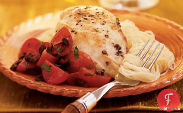 चेरी टमाटर और जैतून टॉपिंग के साथ चिकन