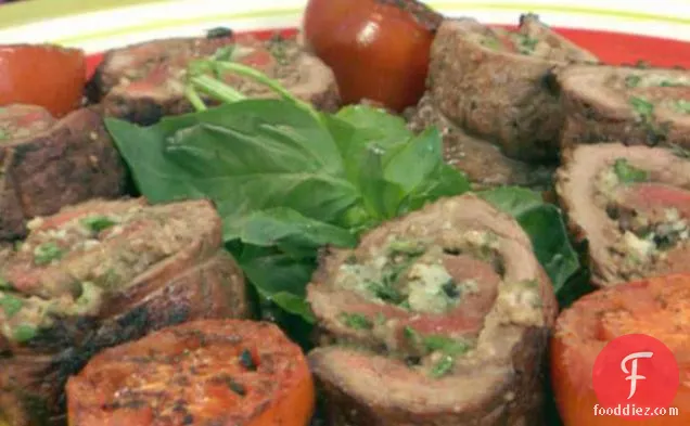 ग्रिल्ड टमाटर-तुलसी के स्वाद के साथ ग्रिल्ड बीफ ब्रिसोल