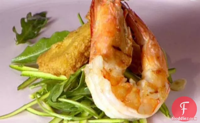 तोरी, बादाम और पैनेल के साथ ग्रील्ड झींगा