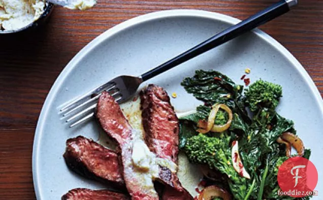 ग्रील्ड Sirloin के साथ Anchovy-नींबू मक्खन और ब्रोकोली Rabe