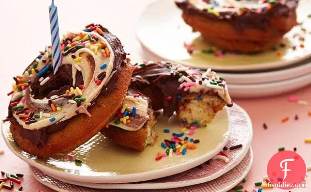 जन्मदिन का केक डोनट