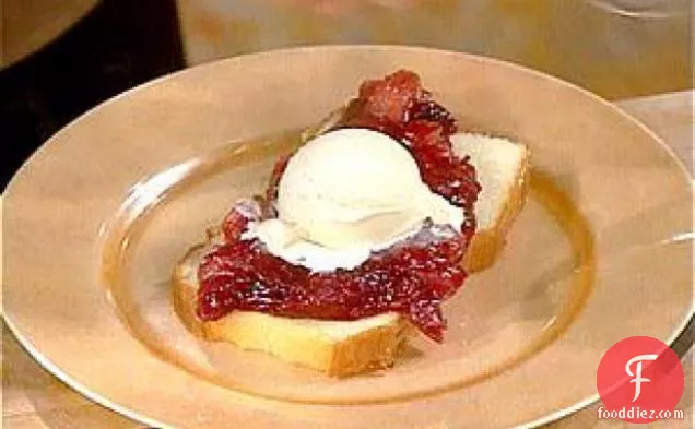 क्रैनबेरी सॉस ओवर पाउंड केक ए ला मोड