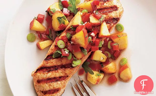 आड़ू और काली मिर्च साल्सा के साथ ग्रील्ड हलिबूट