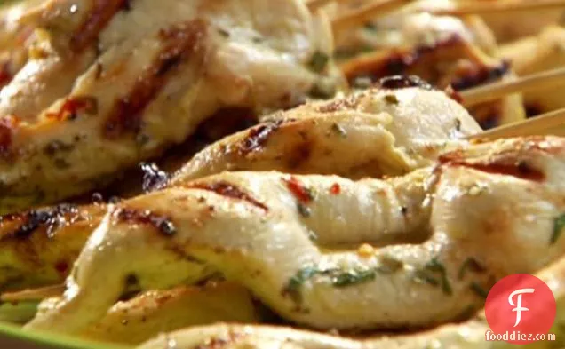 चिकन सूवलाकी दही की सूई की चटनी के साथ चिपक जाती है