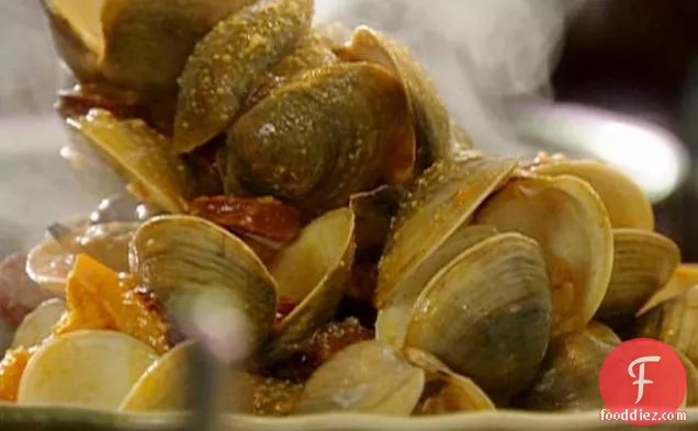 उबले हुए Clams के साथ चोरिज़ो, नींबू और केसर Aioli