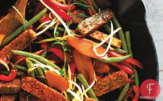 मूंगफली की चटनी के साथ टेम्पेह और हरी बीन हलचल-तलना