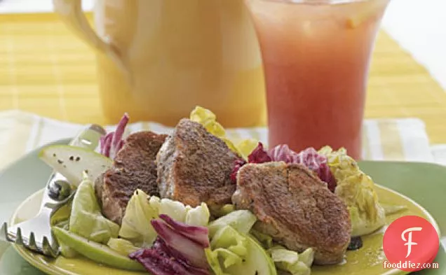 सेब के साथ गर्म पोर्क सलाद