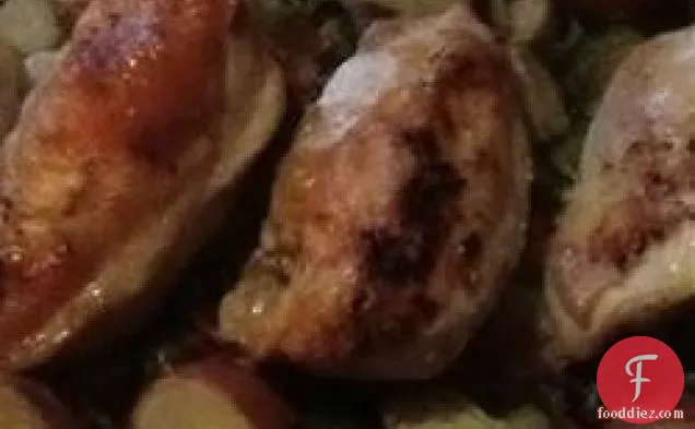 नींबू-लहसुन ब्रसेल्स स्प्राउट्स और आलू के साथ पैन-भुना हुआ चिकन