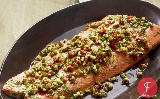 अखरोट-काली मिर्च स्वाद के साथ भुना हुआ सामन