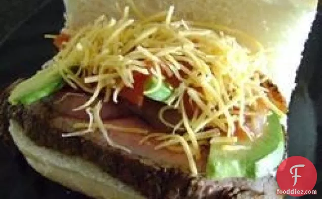 Carne Asada स्टेक सैंडविच के साथ Avocado सलाद