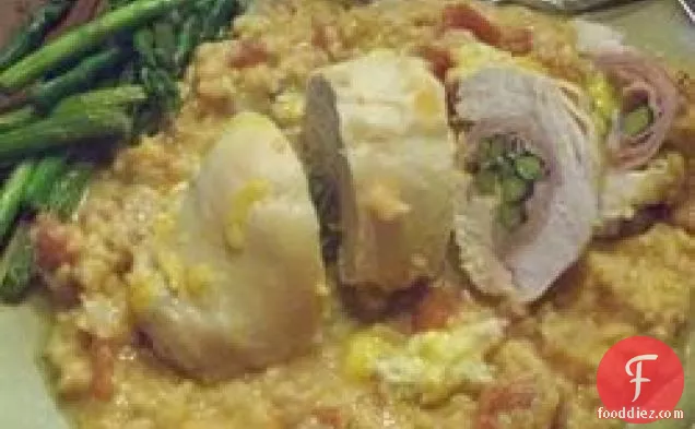 शतावरी और परमेसन चावल के साथ भरवां चिकन स्तन
